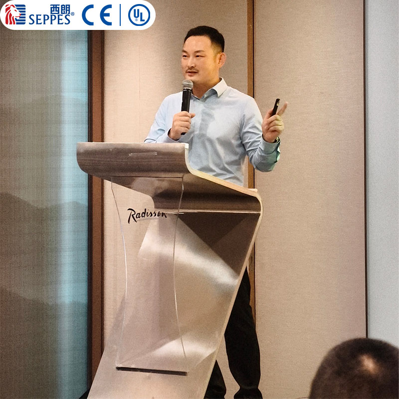 西朗门业董事长杨元嘉在外贸峰会解答外贸企业问题 西朗门业董事长杨元嘉在外贸峰会解答外贸企业问题