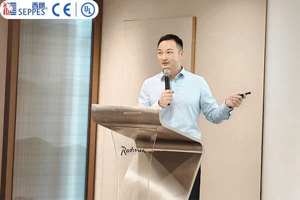 西朗门业董事长杨元嘉在外贸峰会上做主题分享 西朗门业董事长杨元嘉在外贸峰会上做主题分享