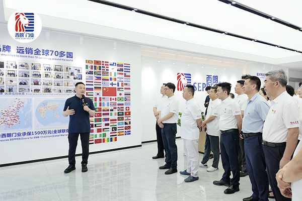 西朗门业党支部书记、董事长杨元嘉为来宾介绍公司发展情况 西朗门业党支部书记、董事长杨元嘉为来宾介绍公司发展情况