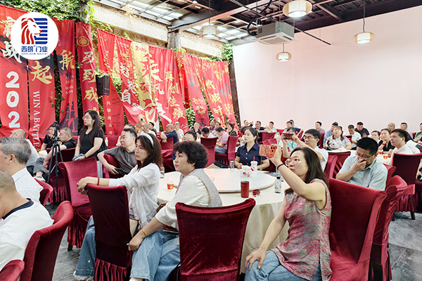 分享现场的企业家们认真听讲和拍照记录