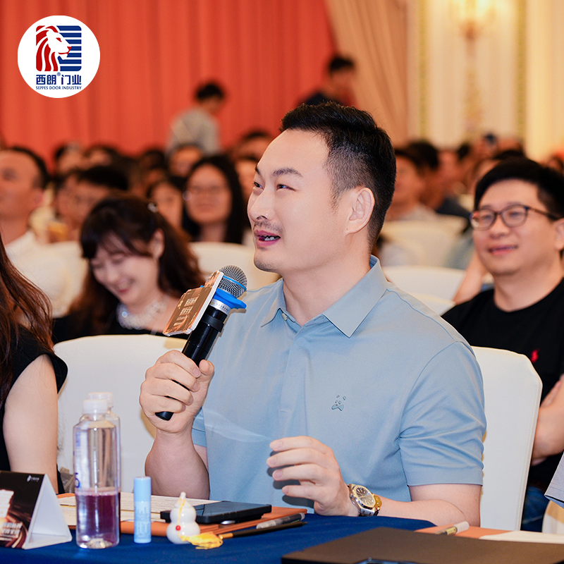西朗门业董事长杨元嘉在达人赛评委席做点评.png