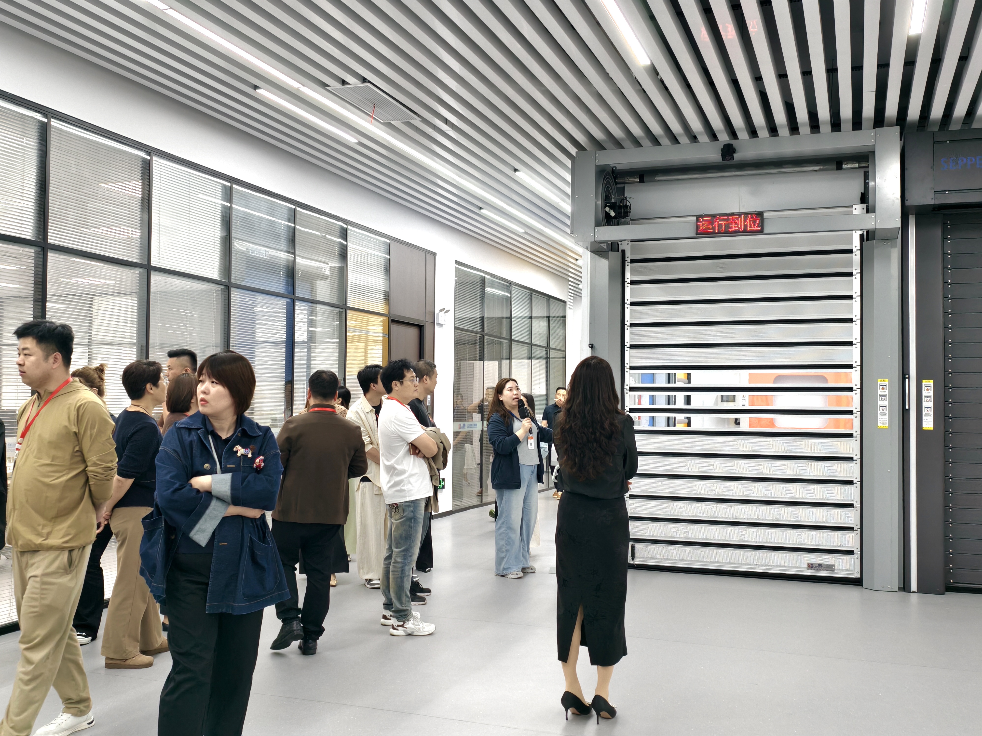 参访学员在西朗门业产品展厅参观