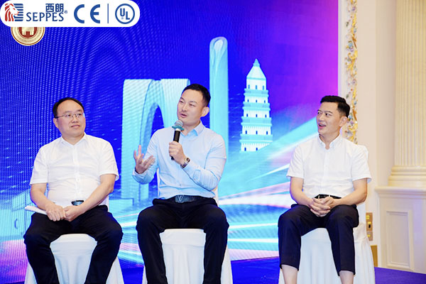 西朗门业董事长杨元嘉在论坛上发言