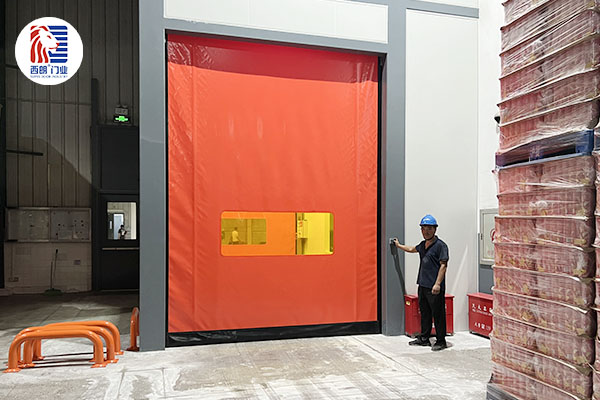 拉链快速门压人员测试，人员安然无恙