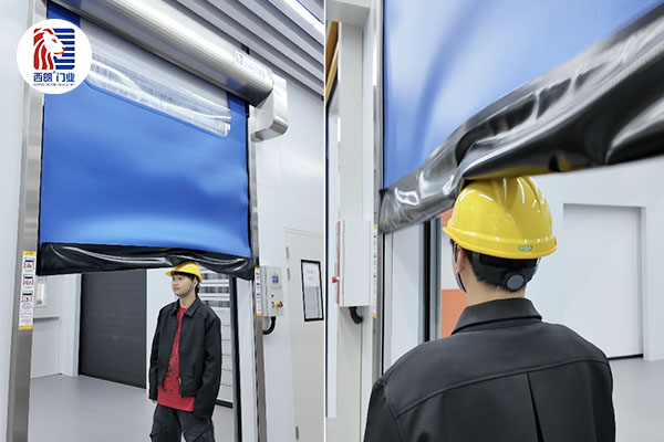 洁净拉链快速门压人员测试，人员安然无恙