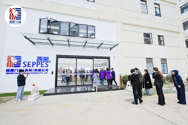 几十位外宾到访苏州西朗门业工厂参观