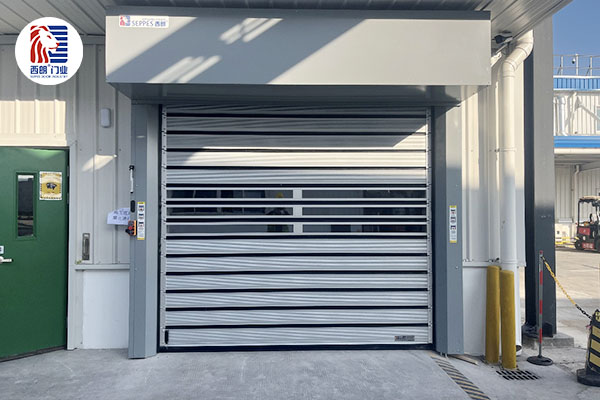 西朗门业开发的高速运行的涡轮硬质快速门产品