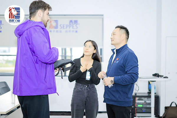 西朗门业董事长、总经理杨元嘉与外宾深入交流