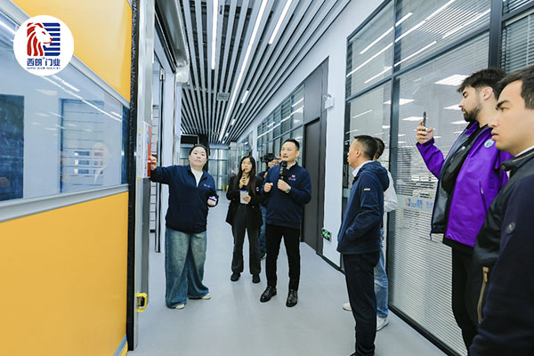 西朗门业董事长、总经理杨元嘉在产品展厅接待外宾